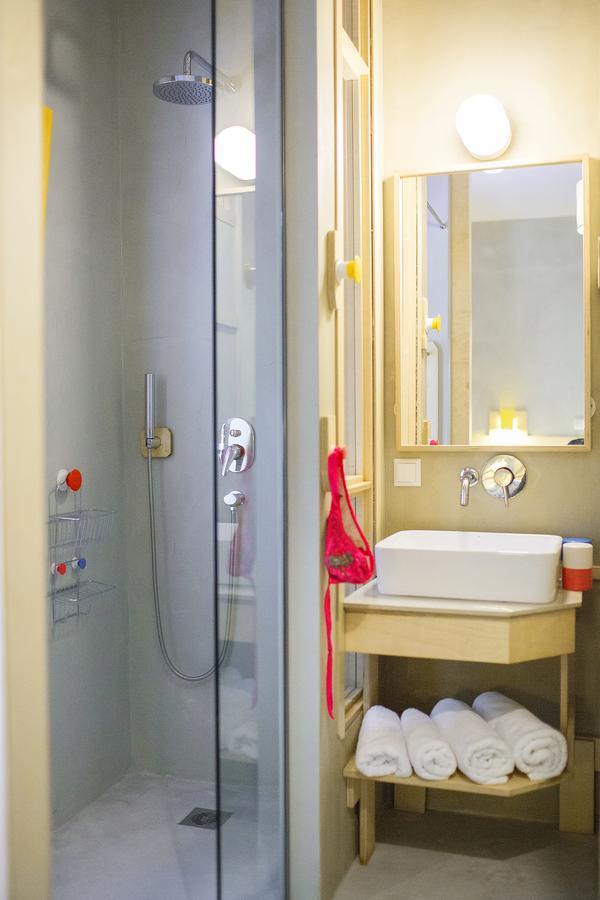 Juniorsvit med trädgårdsutsikt